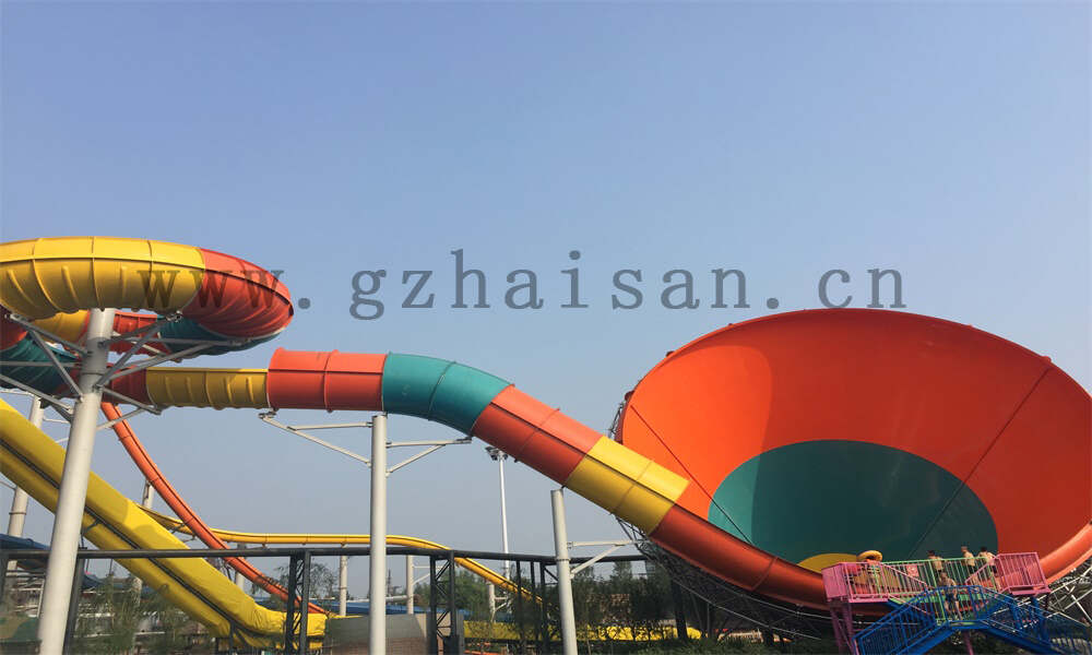 人工造浪设备，领略海边冲浪的畅快淋漓