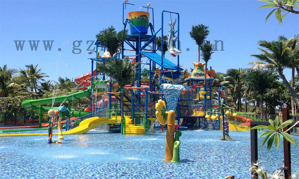 水上滑梯竞速狂飙，激起浪花飞溅