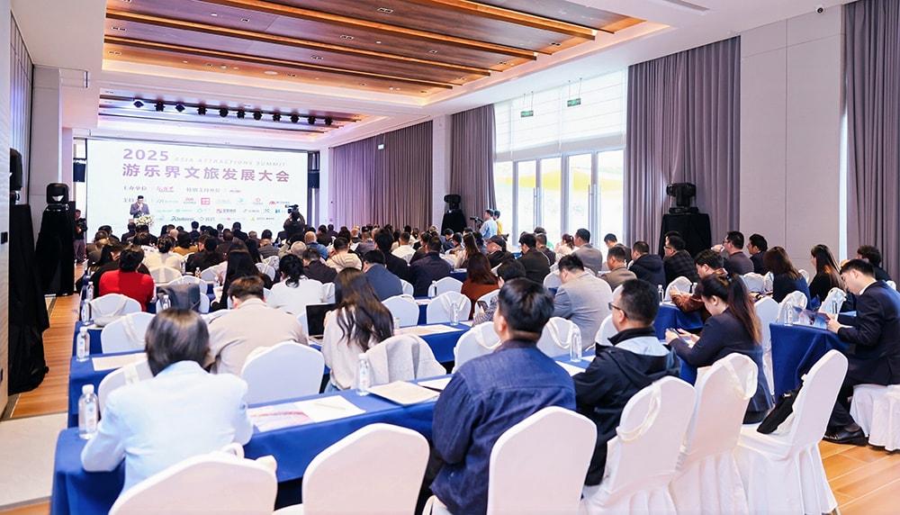 科技铸就非凡体验，专业成就行业标杆——jinnianhui今年会游乐荣膺2025金冠奖“杰出水滑道设备奖”